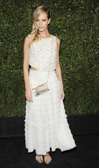 Poppy Delevingne y su apuesta con las faldas blancas