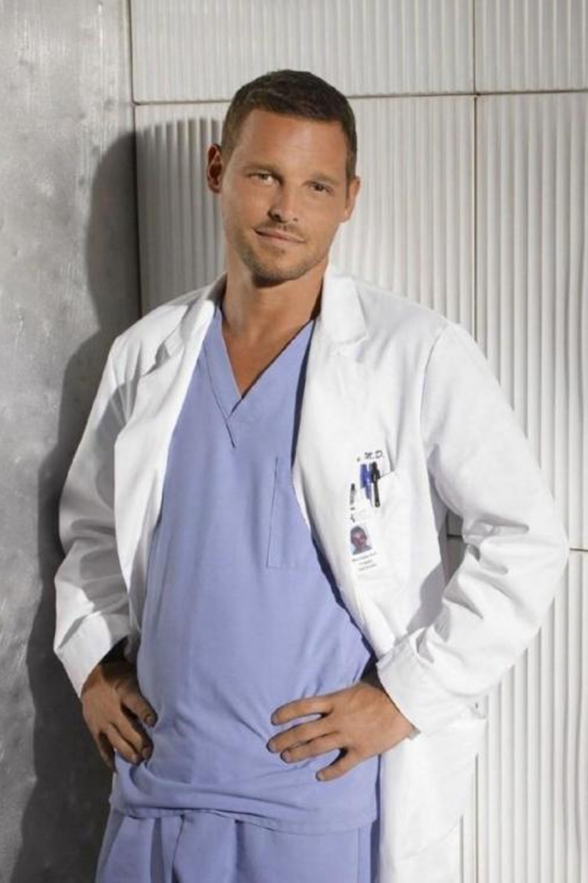 El actor Justin Chambers da vida al pediatra Alex Karev en Anatomía de Grey...