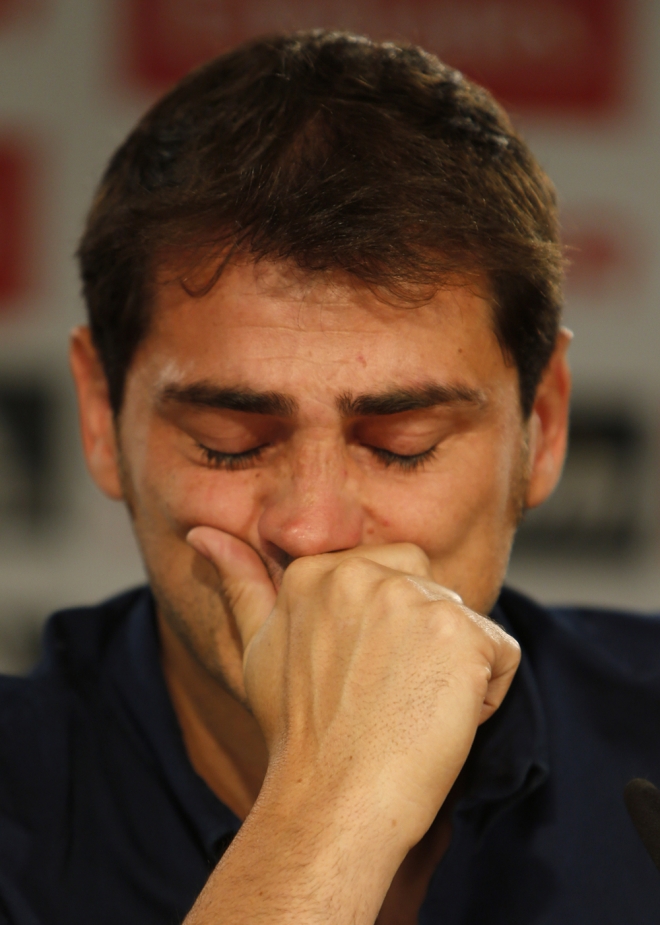 Iker Casillas, muy emocionado al leer su carta de despedida