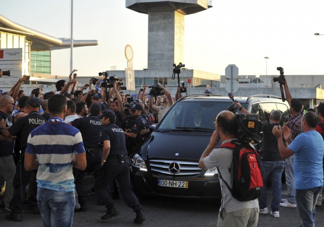 La llegada de Casillas a Oporto, muy emocionante y multitudinaria