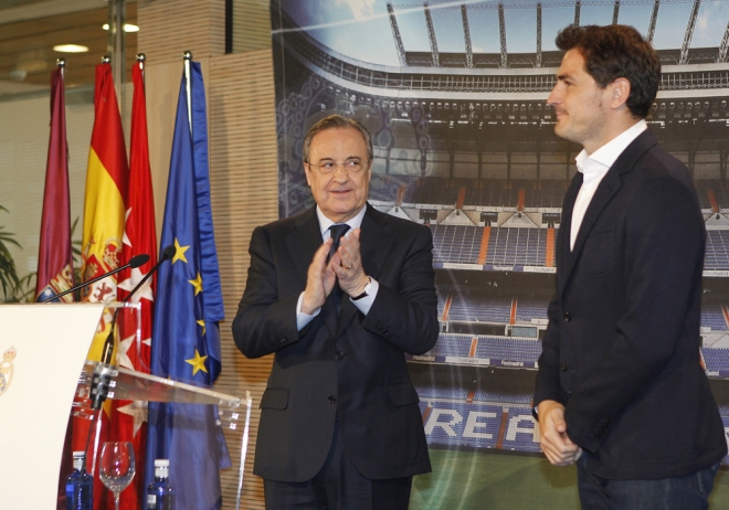 Florentino Pérez aplaude a Casillas tras su salida del Real Madrid