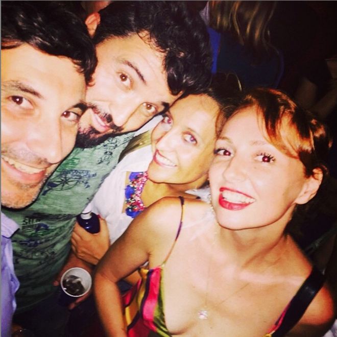 La actriz Cristina Castaño, de fiesta con amigos en vacaciones