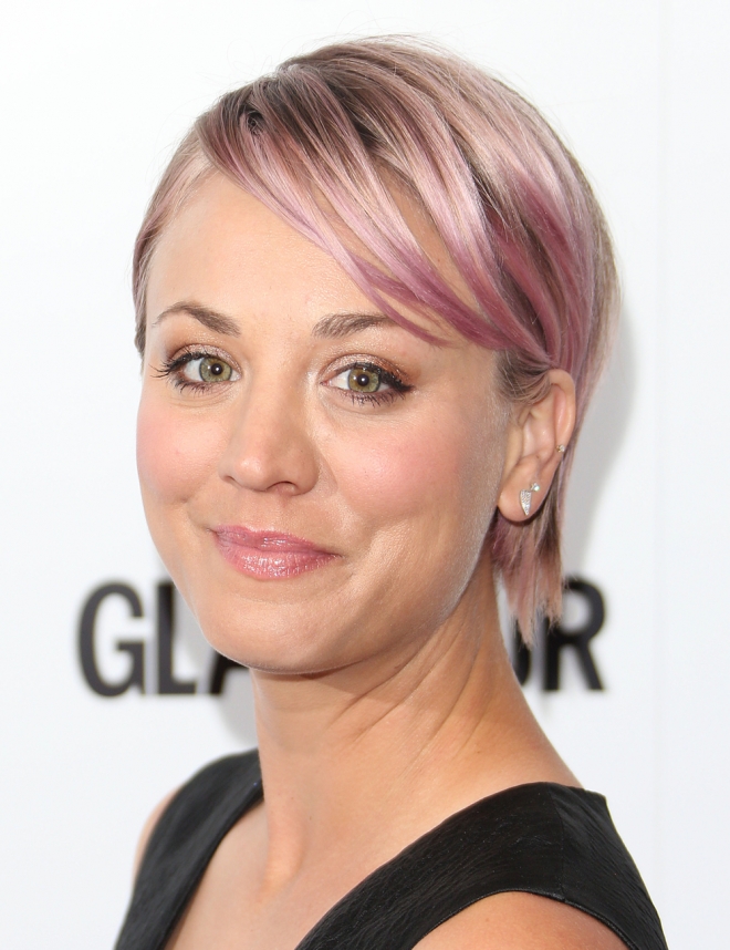 Pelo de colores: Kaley Cuoco, una celebrity que se atreve con el rosa