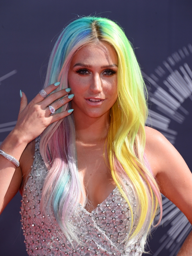 Kesha, la celebrity que adora el pelo de colores