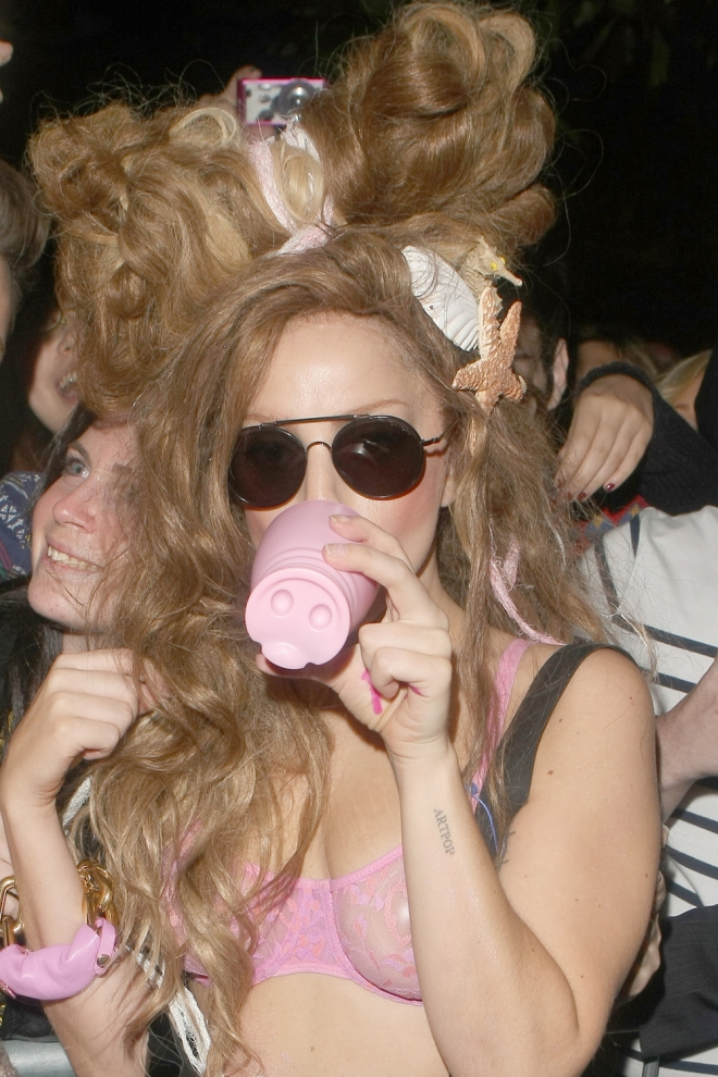 Peinados famosas: Lady Gaga, se te enreda la peluca