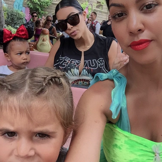 Kourtney y Kim Kardashian, con sus hijas en Disneyland