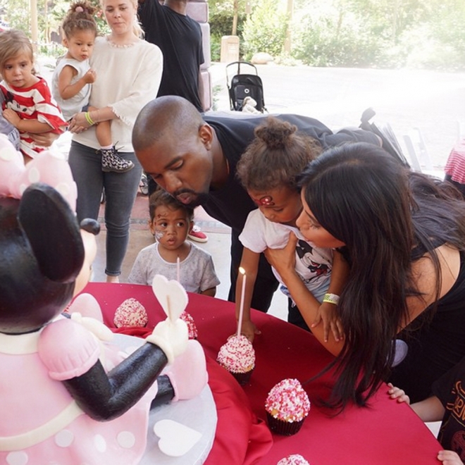 Kim Kardashian y Kanye West, celebrando el cumpleaños de North en Disneyland