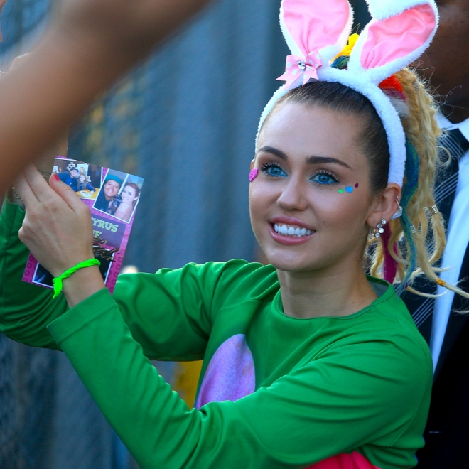 Miley Cyrus es bisexual, y ahora sale con una guapa modelo