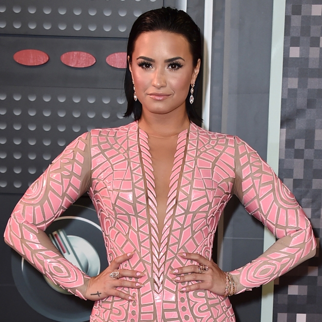 Escotes en V: la elección de Demi Lovato para los MTV VMAs