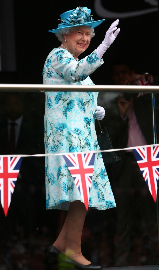 Isabel II, una reina con vestidos estampados