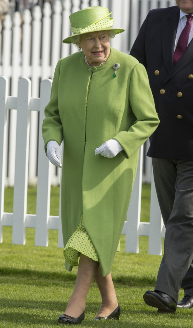 Isabel II, con un look en verde