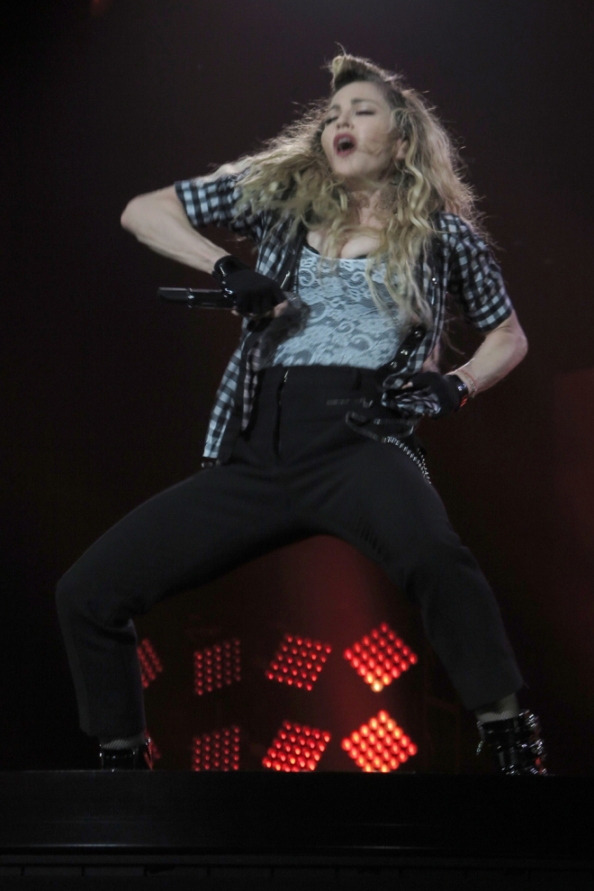 Rebel Heart Tour: Madonna, pechugas al aire