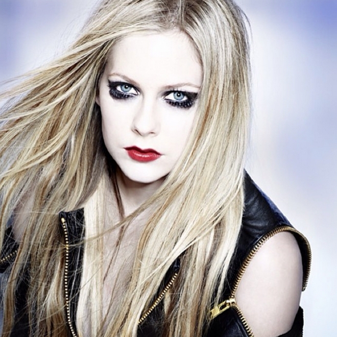 Avril Lavigne y su característico maquillaje