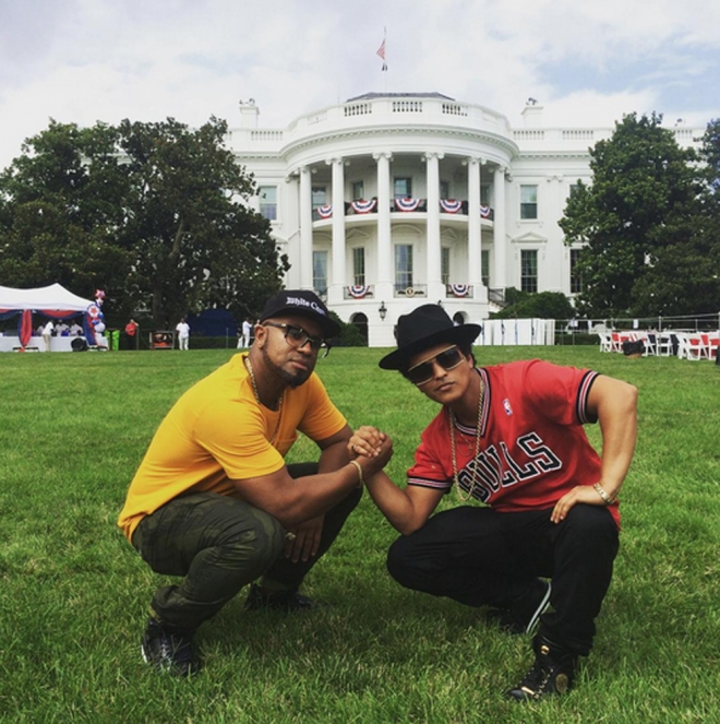 Bruno Mars, posando muy sexy en la Casa Blanca