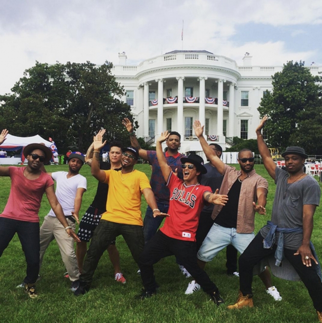 Bruno Mars, divertido con su banda y amigos