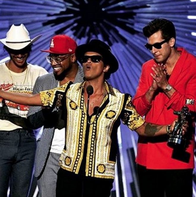 Bruno Mars agradeciendo un premio