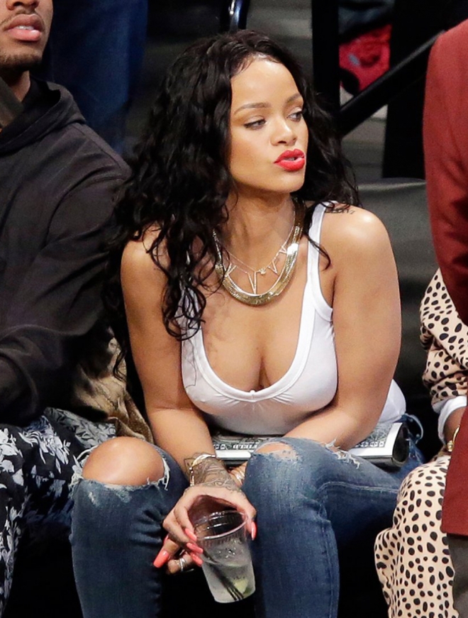 Rihanna, perdonando la vida al mundo en el baloncesto