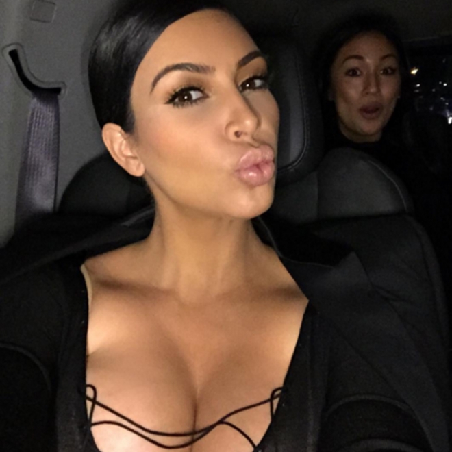 Besos y escote, un selfie clásico de Kim Kardashian