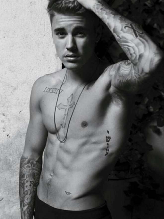 Justin Bieber, sensual sin camiseta