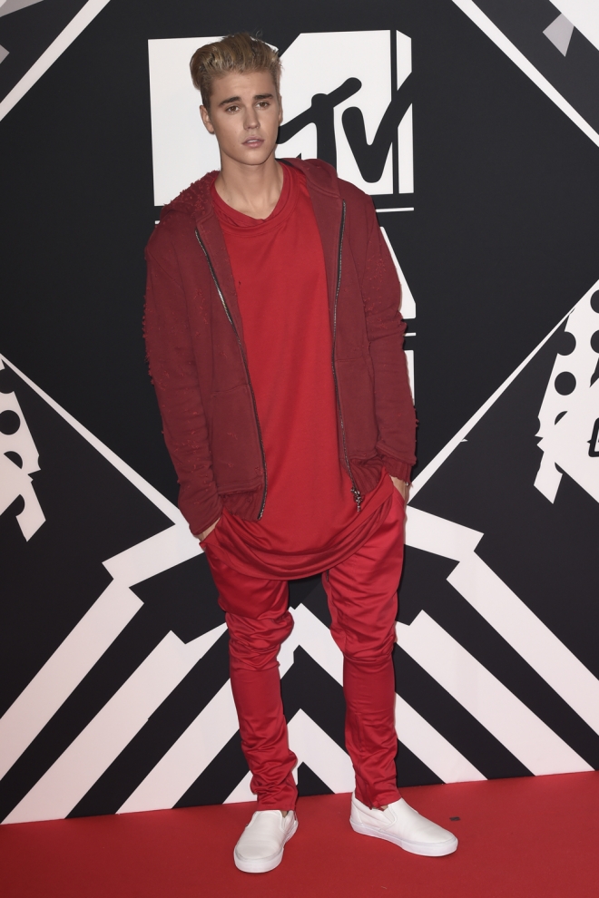 MTV EMAs 2015: Justin Bieber, total red