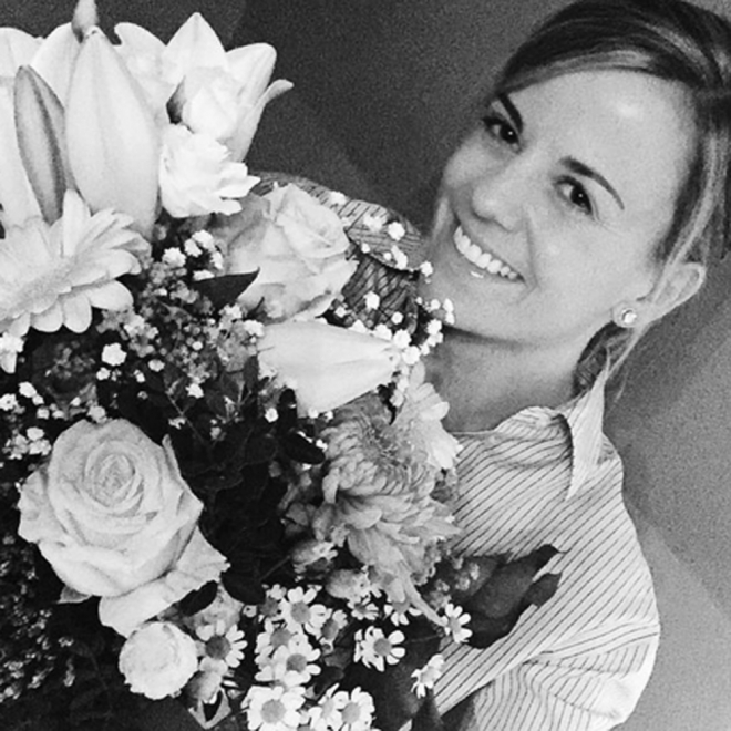 Susie Wolff, posando con unas flores de agradecimiento