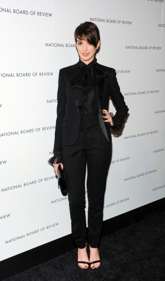 Famosas con esmoquin: Anne Hathaway, total black