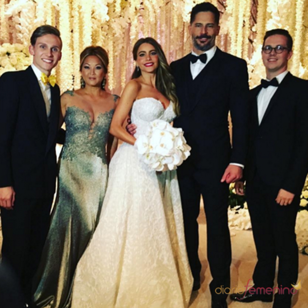 boda de sofia vergara posando  joe manganiello como marido  mujer