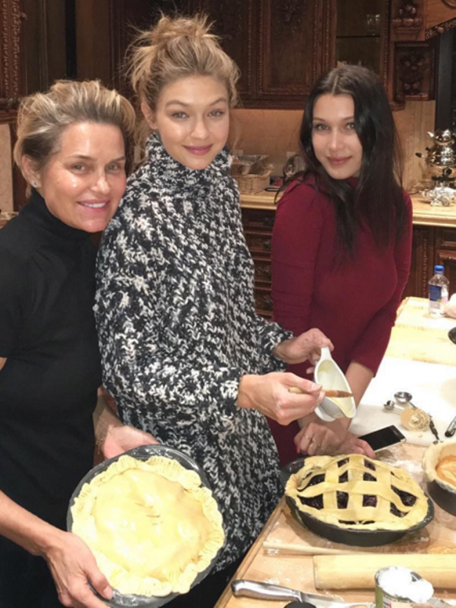 Acción de Gracias 2015: Gigi y Bella Hadid, junto a Yolanda Foster