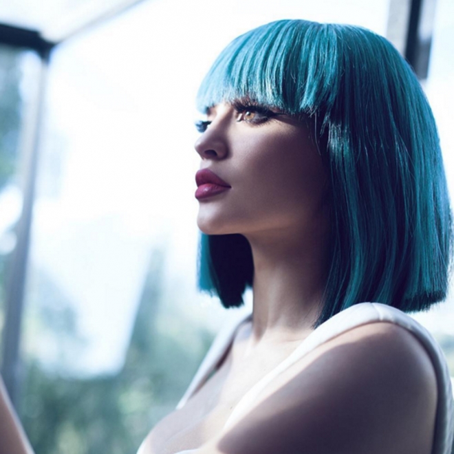 Pelucas de Kylie Jenner: melena corta y azul