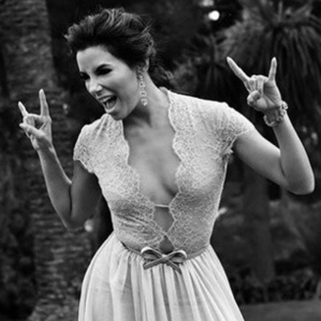 Eva Longoria y su cara de rockera heavy