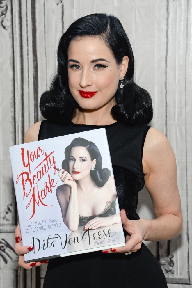 Día del libro: Dita von Teese, muy guapa