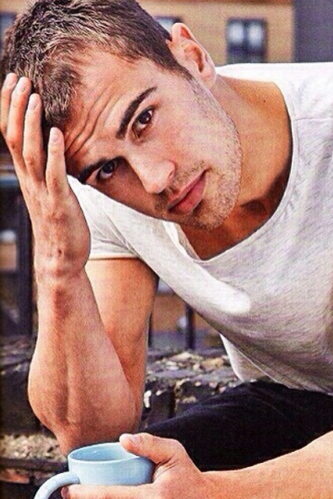 Theo James, muy guapo