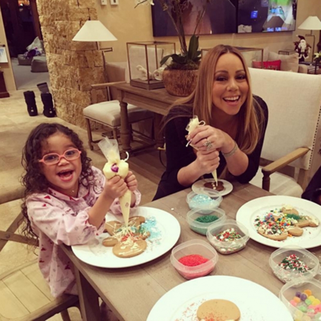 Mariah Carey, galletas navideñas junto a sus hijos