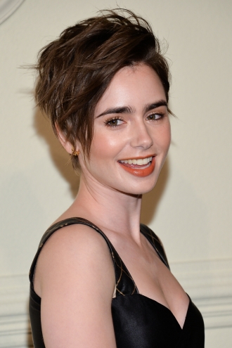 Cortes de pelo pixie: Lily Collins, corto y raya a un lado