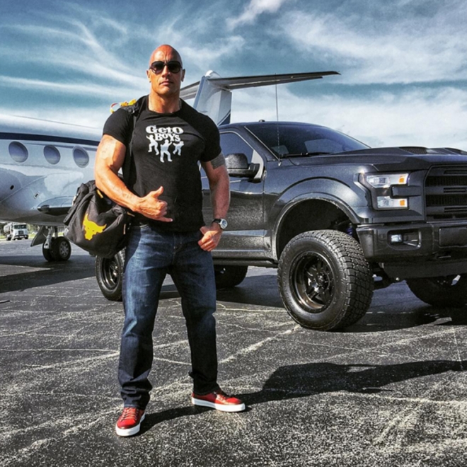 Famosos que son altos: Dwayne Johnson, 196 centímetros de músculo