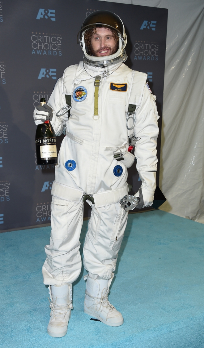 Critic's Choice Awards 2016: T.J. Miller ataviado como un auténtico astronauta