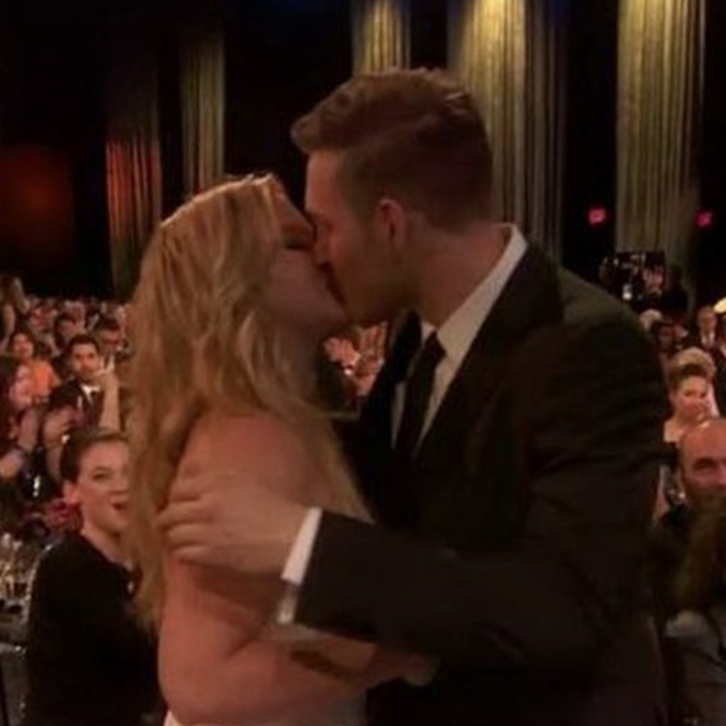 Critic's Choice Awards 2016: el besazo de Amy Schumer a su novio