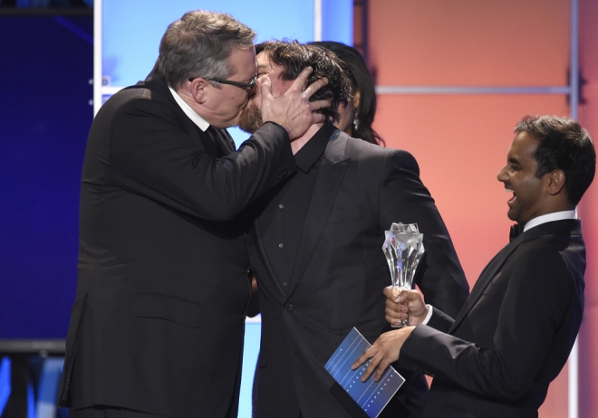 Critic's Choice Awards 2016: el besazo de Adam McKay a Christian Bale