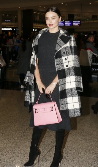 Abrigos sobre los hombros: Miranda Kerr, muy trendy