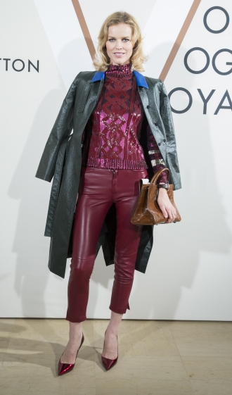 Abrigos sobre los hombros: Eva Herzigova, una top de altura