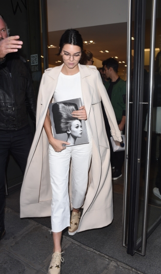 Abrigos sobre los hombros: una tendencia para Kendall Jenner