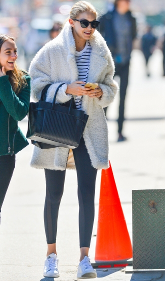 El abrigo de pelo más cómodo de Gigi Hadid