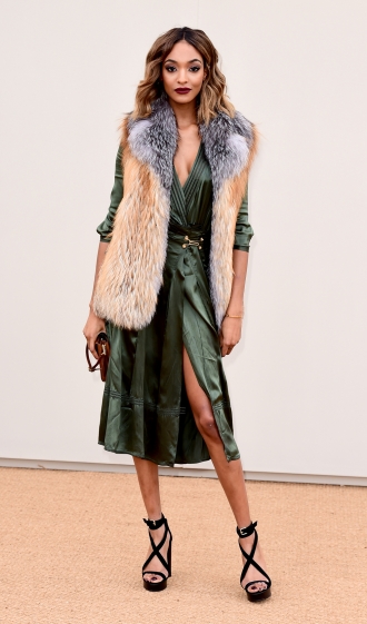 Los chalecos de pelo, la opción de Jourdan Dunn