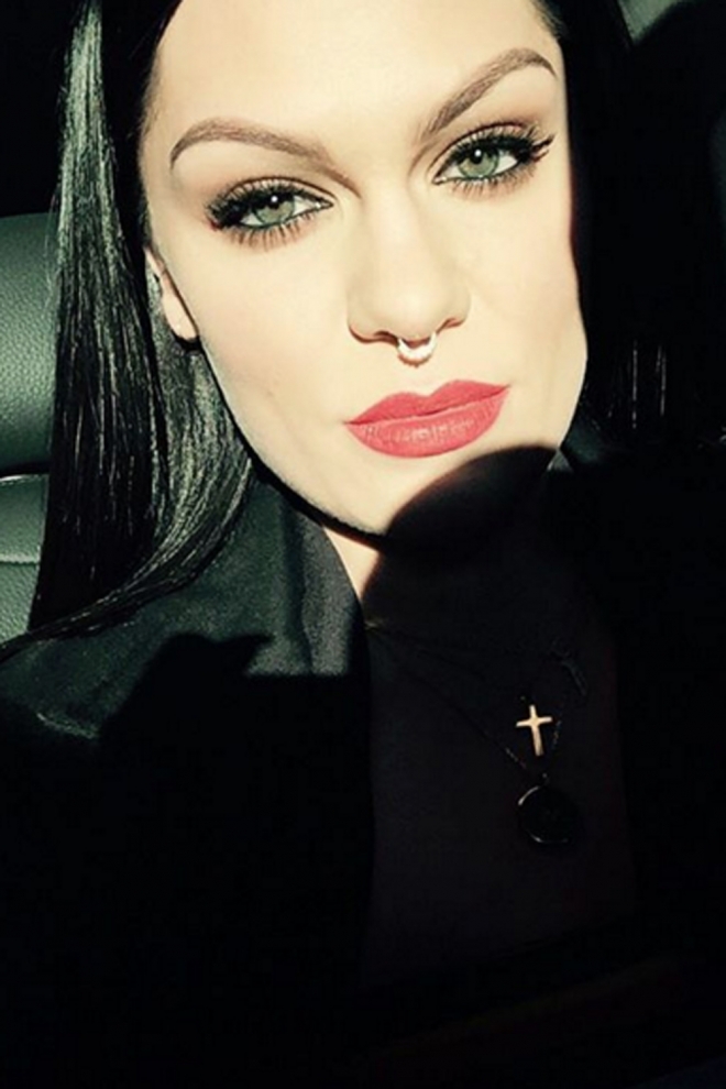 Famosas con piercing septum: Jessie J, guapísima