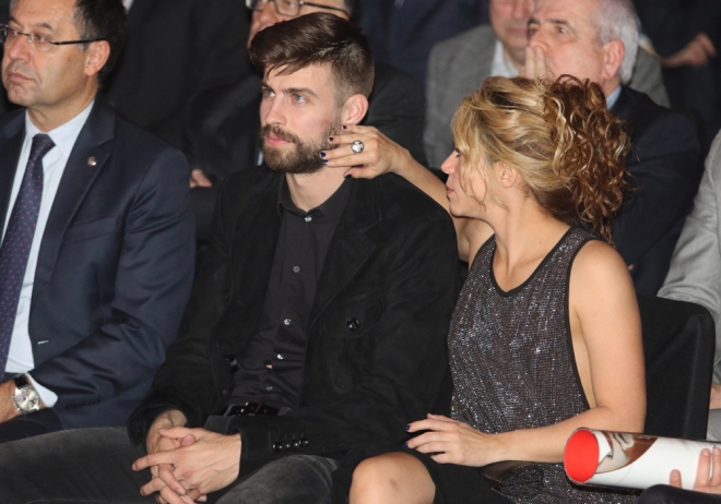 Shakira y Piqué, emocionados en un homenaje al futbolista