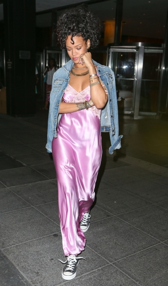 Rihanna, la auténtica reina del slip dress para salir a la calle