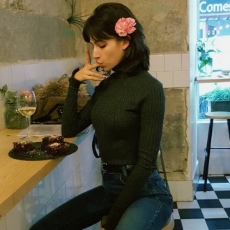 Famosas comiendo: Úrsula Corberó, sexy hasta en la cena