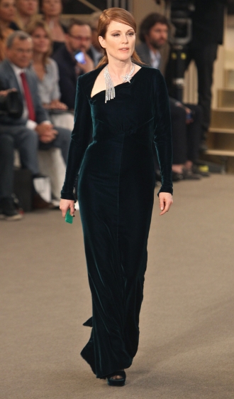 Vestidos de terciopelo: Julianne Moore, perfecta para Chanel