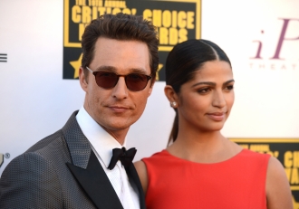 La modelo Camila Alves, feliz junto a su marido