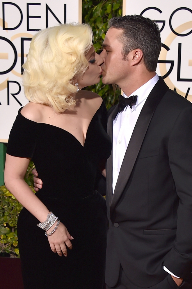 Lady Gaga y Taylor Kinney, amor en los Globos de Oro
